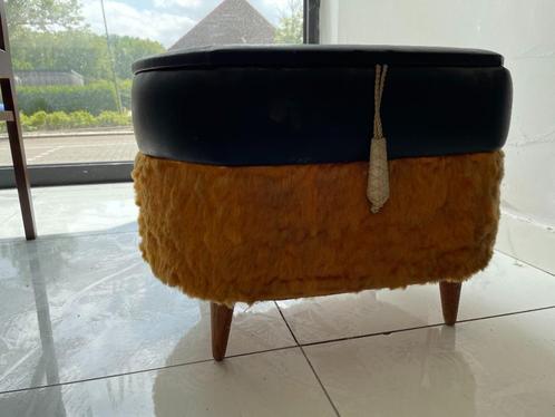 Vintage Retro Poef met Opbergruimte – Jaren ’70, Huis en Inrichting, Zetels | Voetbanken en poefs, 50 tot 75 cm, Ovaal, Leer, Ophalen