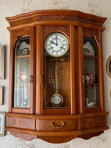 Wandklok in kerselaar beschikbaar voor biedingen