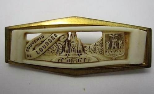 Broche Lourdes, celluloid en goudkleur, antiek (7851), Antiek en Kunst, Antiek | Religieuze voorwerpen, Ophalen