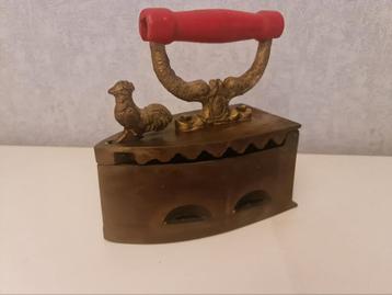 Vintage zware kolenstrijkijzer met haan  beschikbaar voor biedingen