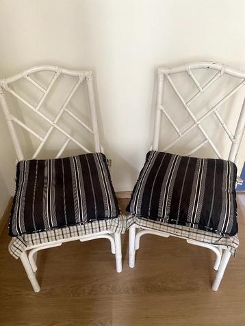 2 rieten stoelen beschikbaar voor biedingen