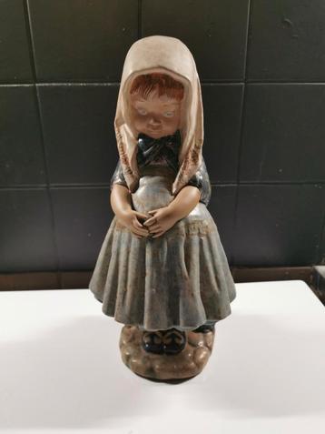 Little girl with scarf. Lladro. Francisco Catala  beschikbaar voor biedingen