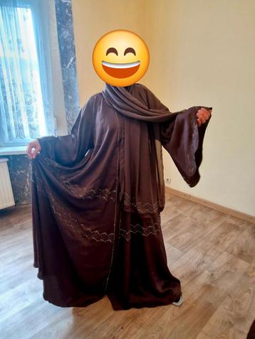 Luxe satijnen abaya uit Dubai beschikbaar voor biedingen