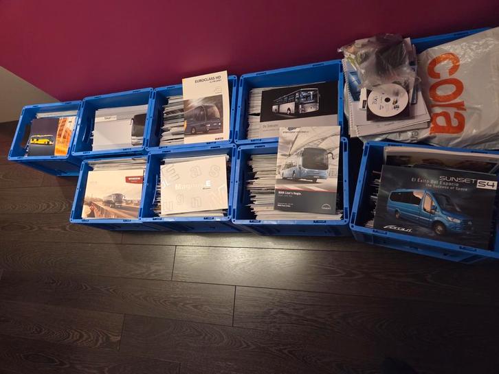 Grote verzameling bus folders 2006-2025 autobus minibus, Boeken, Auto's | Folders en Tijdschriften, Zo goed als nieuw, Algemeen
