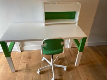 Bureau ikea réglable avec chaise de bureau et une étagère.
