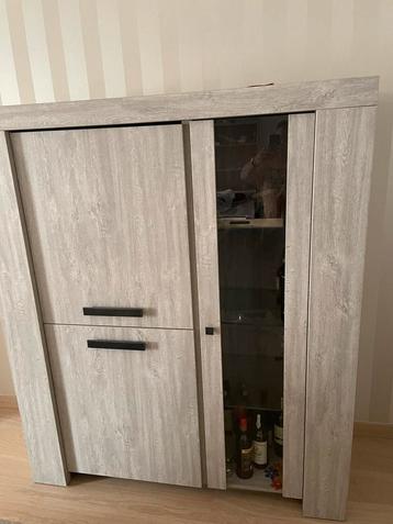 Dressoirkast beschikbaar voor biedingen