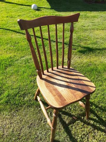 Houten stoelen beschikbaar voor biedingen