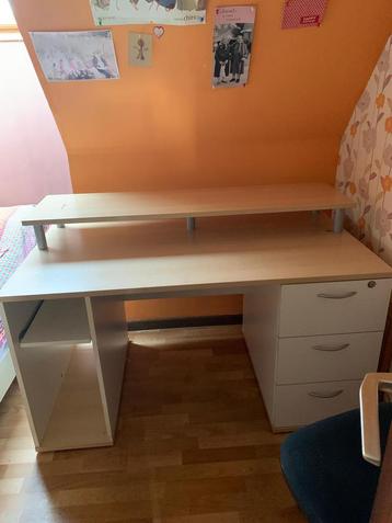 GRATIS BUREAU TE GEEF beschikbaar voor biedingen