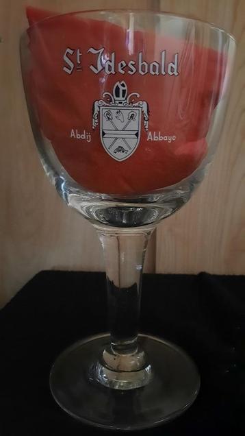 glas ST IDESBALD -abdij beschikbaar voor biedingen