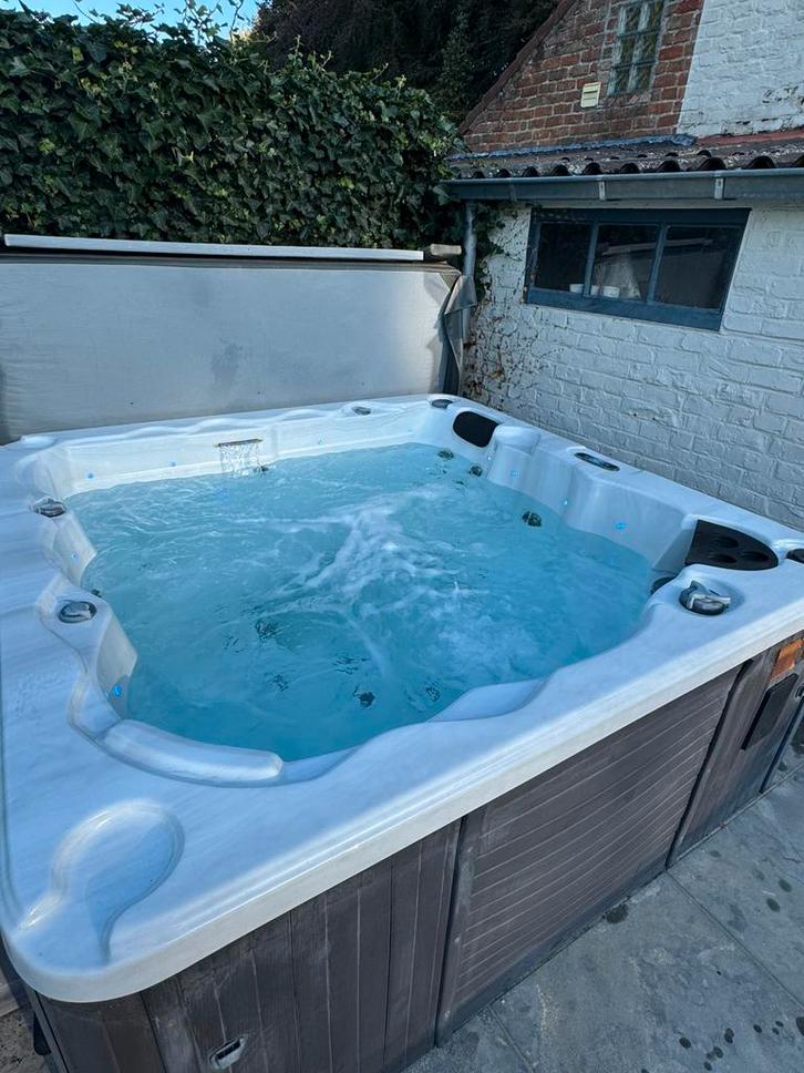 Jaccuzi 2m x 2m, Tuin en Terras, Bubbelbaden en Hottubs, Zo goed als nieuw, Pomp, Ophalen