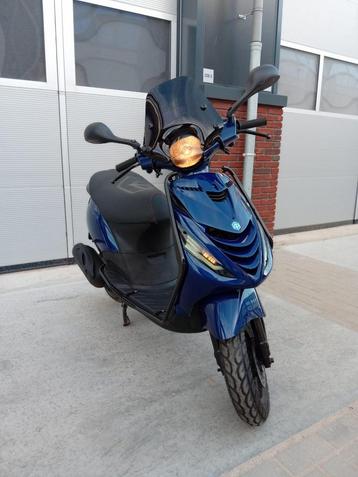 Piaggio Zip 4T Scooter BMW Glans Donkerblauw LED (B-Klasse) beschikbaar voor biedingen