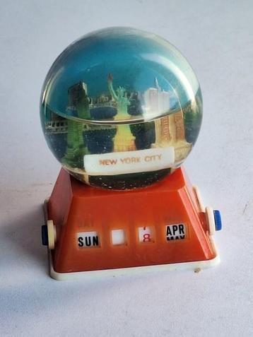 Boule à neige vintage dateur et tirelire New York City beschikbaar voor biedingen