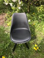 Chaise en plastique, bois et Skaï - 4 chaises pour 20€, Utilisé