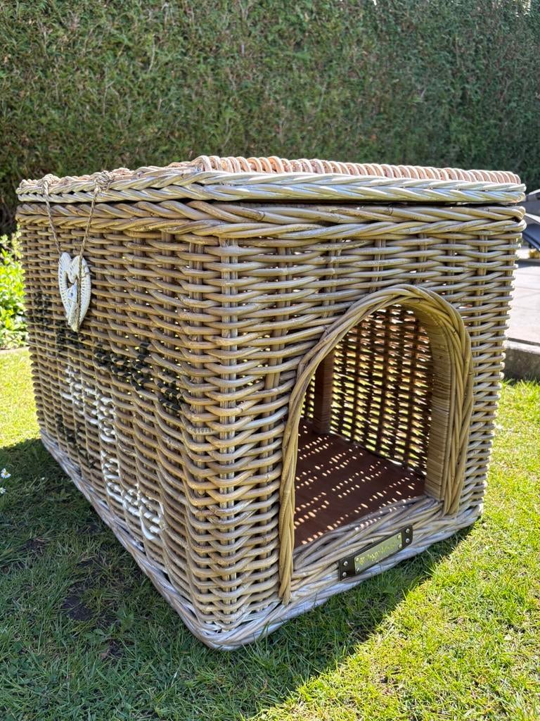 Rieten hondenhuisje/bench, Ophalen, Zo goed als nieuw