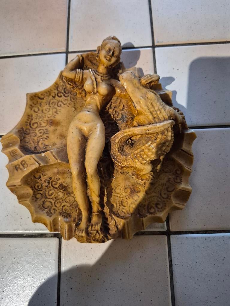 Sculpture de cendrier de la déesses crocodile khodiyar mata