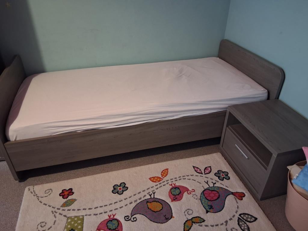 Lit à vendre avec matelas, table de nuit et commode., Enlèvement