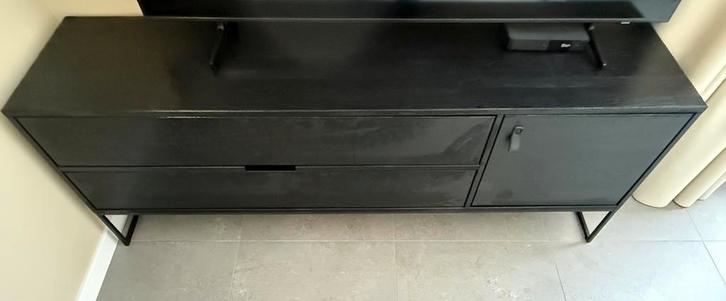 Meuble TV WOOOD Essentials - modèle Silas noir, Maison & Meubles, Armoires | Mobilier de télévision, Comme neuf, Moins de 100 cm