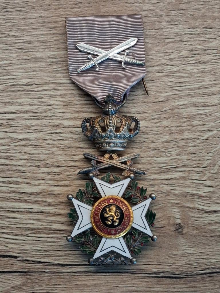 Ridders- of officierskruis in de Leopoldsorde met zwaarden, Verzenden