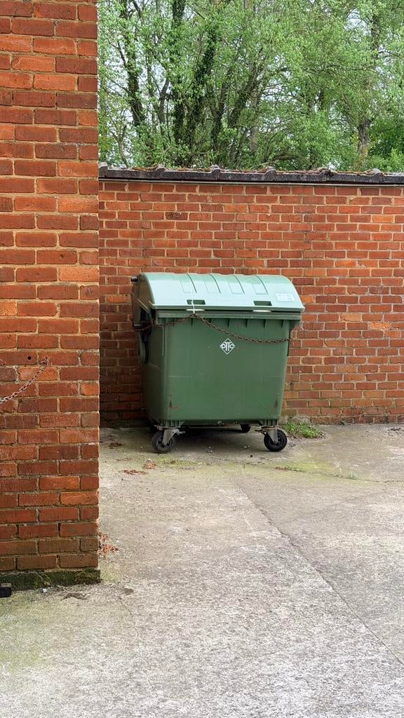 4 Containers sur roulettes, Enlèvement