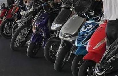 GEZOCHT: Brommer B klasse, Vélos & Vélomoteurs, Pièces de cyclomoteur | Scooters, Enlèvement ou Envoi, Comme neuf, Autres marques