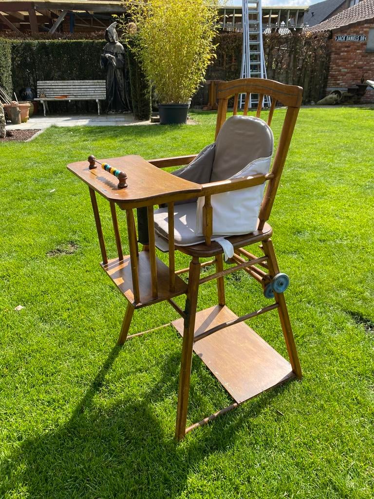 Oude antieke kinderstoel, Ophalen, Gebruikt