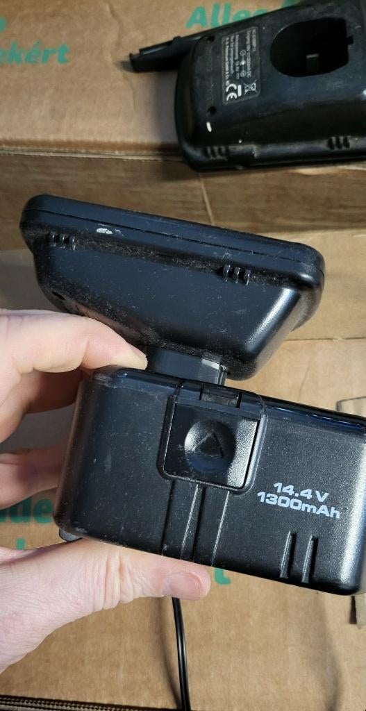 2 x batterij en oplader 14.4V 1300 mAh, Electroménager, Pièces & Accessoires, Enlèvement ou Envoi, Comme neuf