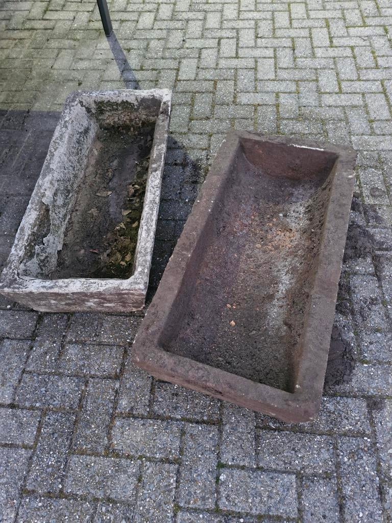 Gratis 2 betonnen bloembakken/drinkbakken 1,00 mtr x0,50 mtr, Ophalen