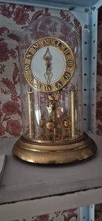 Horloge sous cloche de verre, Enlèvement