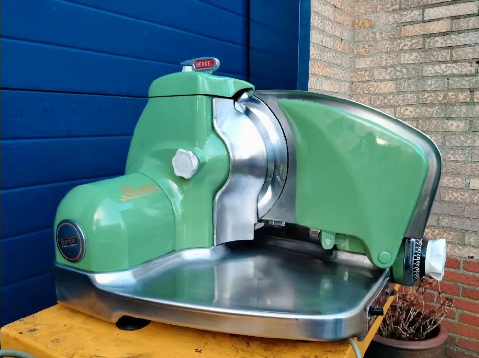 Berkel 834 snijmachine  met bijpassende weegschaal in kleur, Hobby en Vrije tijd, Ophalen, Zo goed als nieuw