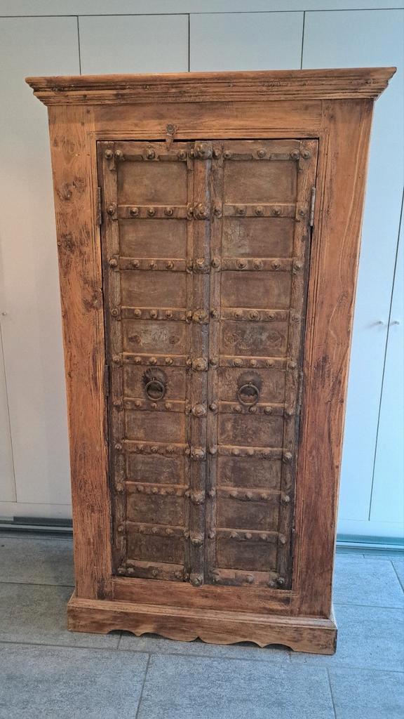 Unieke Indiase kast met authentieke oude deuren., Antiquités & Art, Antiquités | Meubles | Armoires, Enlèvement