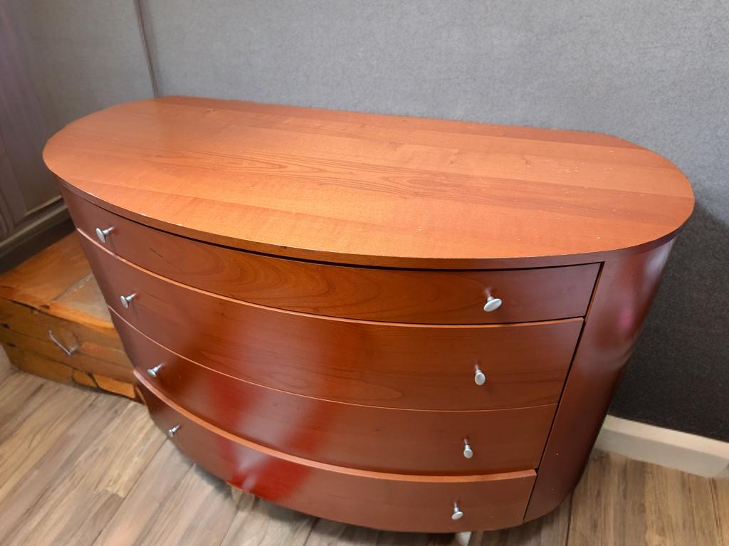 Commode et tables de nuit en bon état., 100 à 150 cm, Enlèvement, Utilisé, Avec tiroir(s)