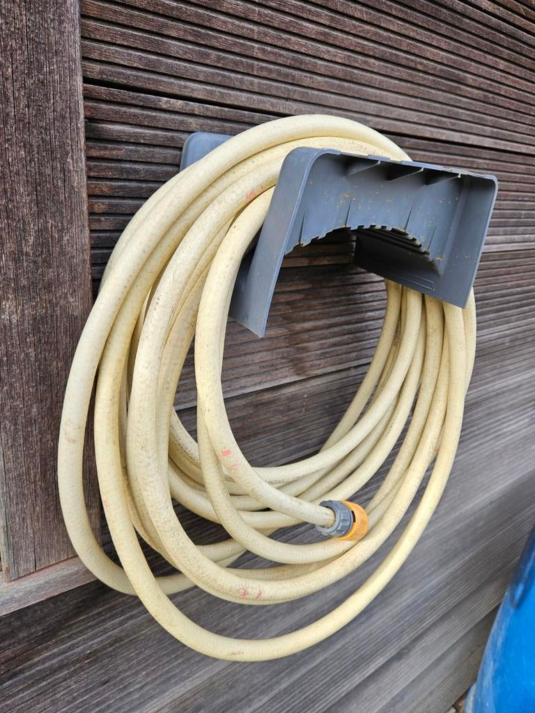 15 meter tuinslang op slang hauder gebruikt in Houthalen.H, Ophalen, Tuinslang