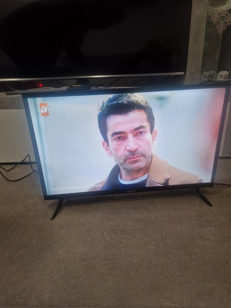 Tv Led 34 inc met afstandsbediening werkt perfect, TV, Hi-fi & Vidéo, Télévisions, Enlèvement, LED