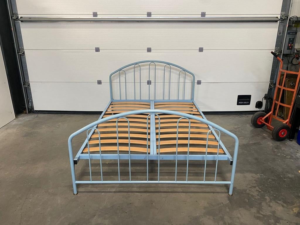 (41) metalen blauw bed 140x200 met lattenbodem, Ophalen, Zo goed als nieuw, Blauw