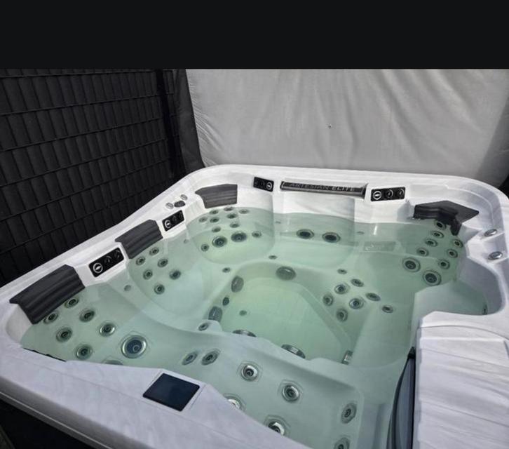 Luxe top jacuzzi, Jardin & Terrasse, Bains à remous et Spas, Comme neuf, Fixé, Couverture, Filtre, Pompe, Escalier, Enlèvement ou Envoi