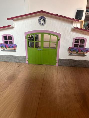 Schleich stal + extra spullen beschikbaar voor biedingen
