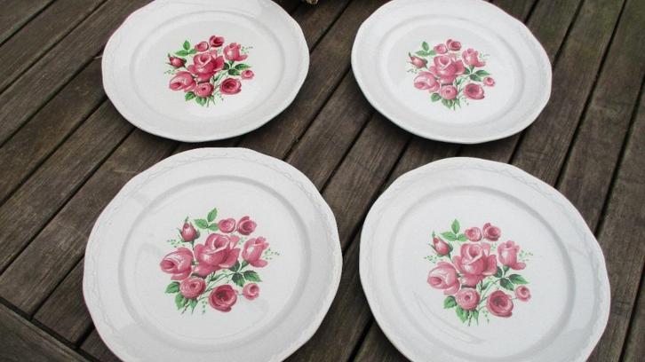4 Brocante "Moulin des Loups" borden met rozen, Maison & Meubles, Cuisine | Vaisselle, Comme neuf, Assiettes(s), Porcelaine, Enlèvement