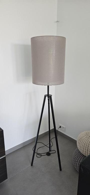 Vloerlamp op driepikkel beschikbaar voor biedingen