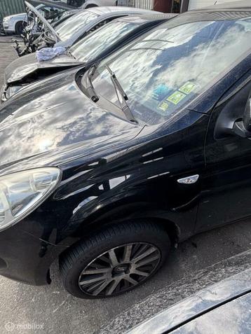 Voorscherm links zwart Hyundai i20 I ('08-'14) beschikbaar voor biedingen