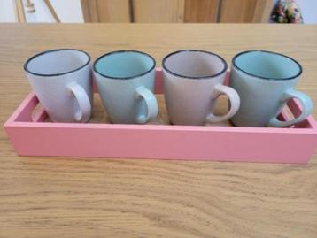 4 tasses colorées + plateau beschikbaar voor biedingen