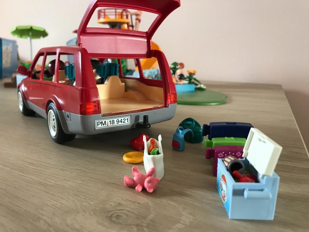 ② Piscine Playmobil et voiture familiale — Jouets