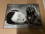 Man Ray reproductie in goudkleurige aluminium kader, Ophalen, 50 tot 75 cm, Nieuw, 100 tot 125 cm