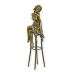 Statue en bronze d'une dame sur une chaise de bar LIVRAISON
