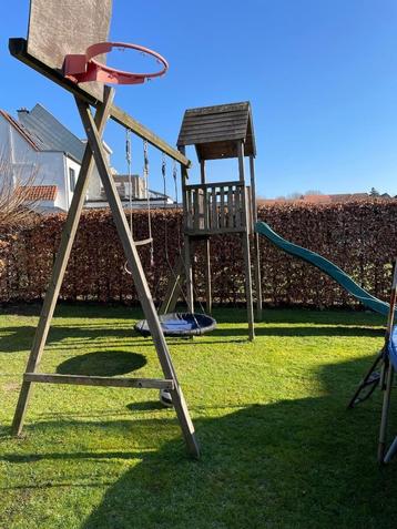 Dubbele schommel met glijbaan beschikbaar voor biedingen