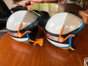 2 casques neufs pour cyclomoteurs/scooters, taille 54 + 56