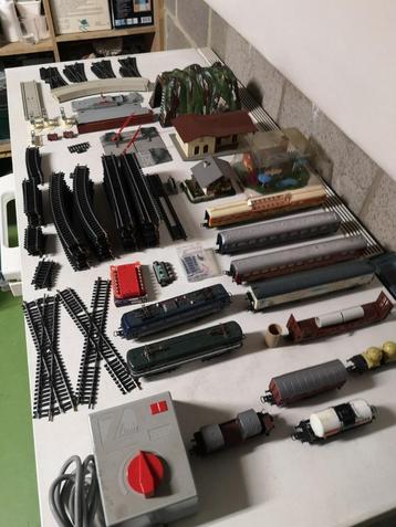 Modeltrien met wat spullen beschikbaar voor biedingen