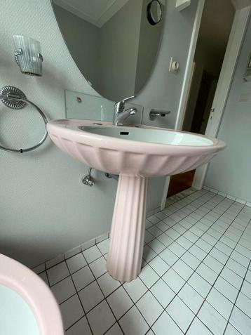 Vintage wastafel lavabo beschikbaar voor biedingen