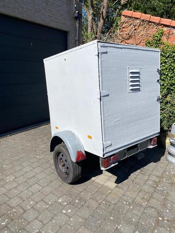 Aanhangwagen met gesloten bak beschikbaar voor biedingen