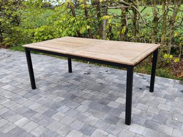 Teak tuintafel met aluminium poten. beschikbaar voor biedingen