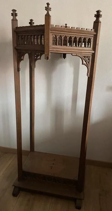 Antieke zeshoekige rechtopstaande console beschikbaar voor biedingen